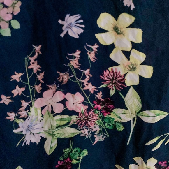 Floral keyhole front sleeveless blouse - Picture 2 of 4